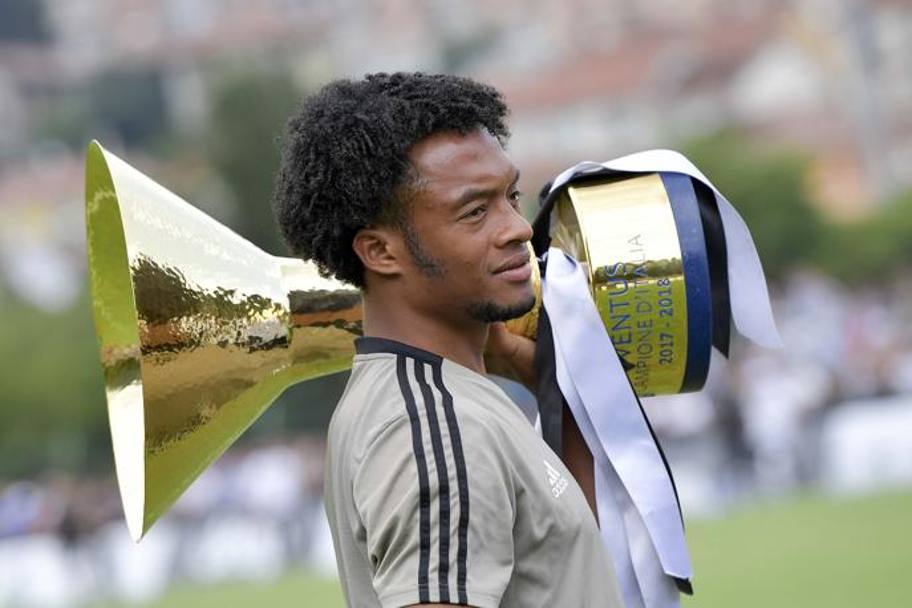 Juan Cuadrado porta lo Scudetto ai tifosi. GETTY